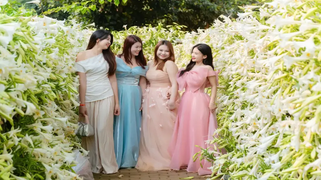 'Nàng thơ' chen chân chụp ảnh ở đường hoa loa kèn nở rộ