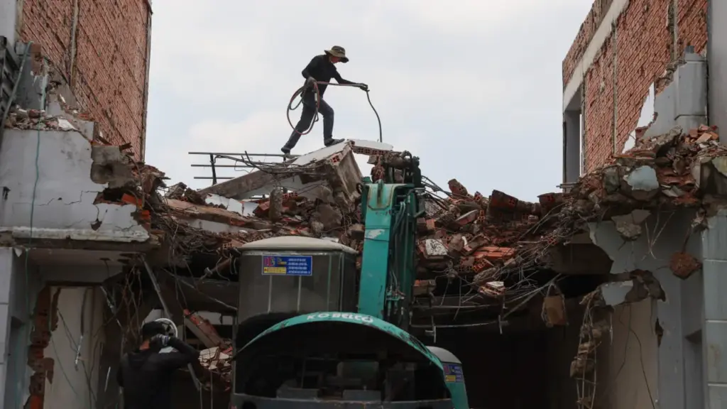 Người dân dỡ nhà mở rộng quốc lộ 13