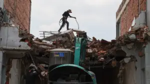 Người dân dỡ nhà mở rộng quốc lộ 13