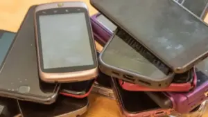 Nguy cơ tiềm tàng với điện thoại cũ cất giữ trong nhà