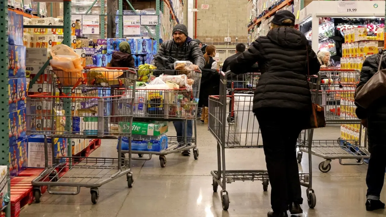 Niềm tin tiêu dùng của người Mỹ thấp kỷ lục