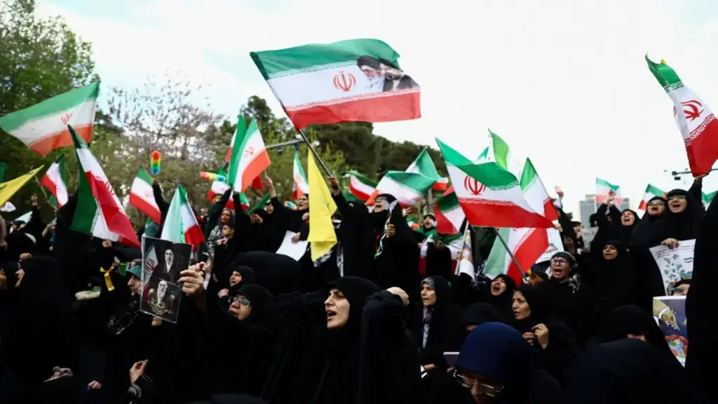 NÓNG: Tổng thống Trump đồng ý hoãn tấn công Iran trong 2 tuần