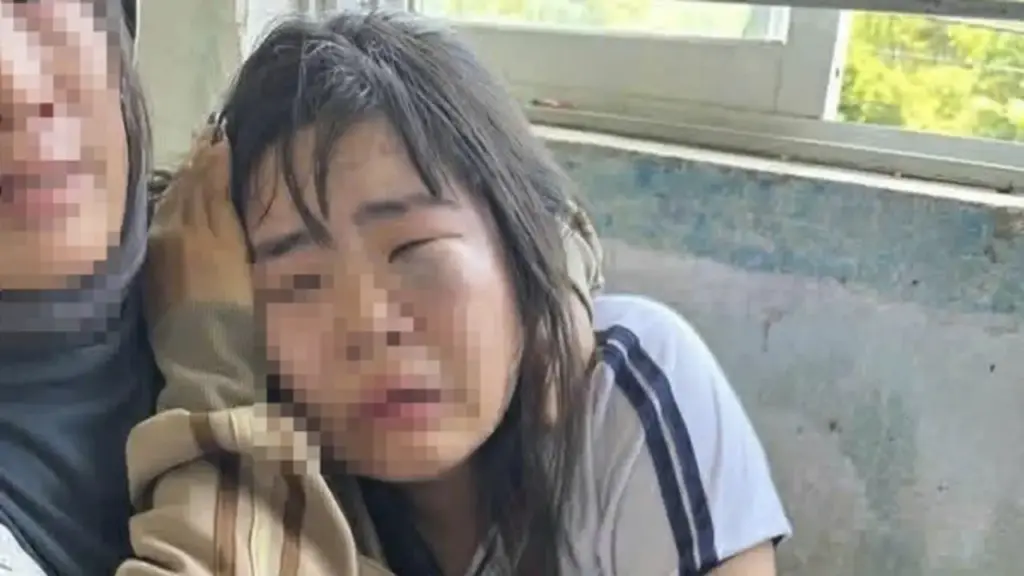 Nữ sinh lớp 7 bị nhóm nam sinh đánh hội đồng trước cổng trường