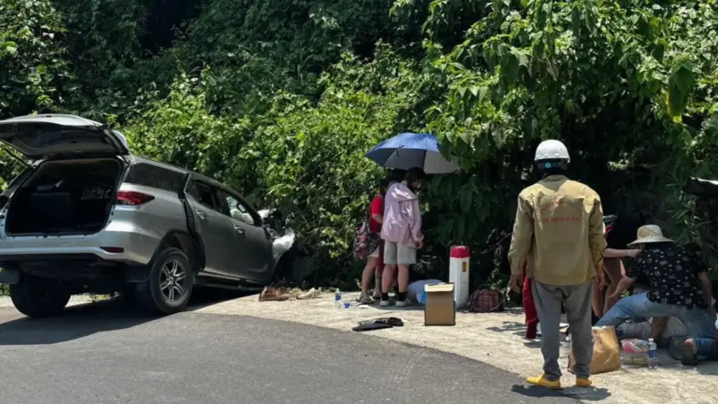 Ô tô biển số TP.HCM mất lái trên đường đèo Hòn Bà, 1 người thiệt mạng