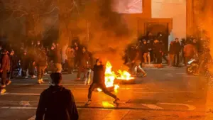 Ông Trump tiết lộ Mỹ đã gửi súng cho người biểu tình Iran