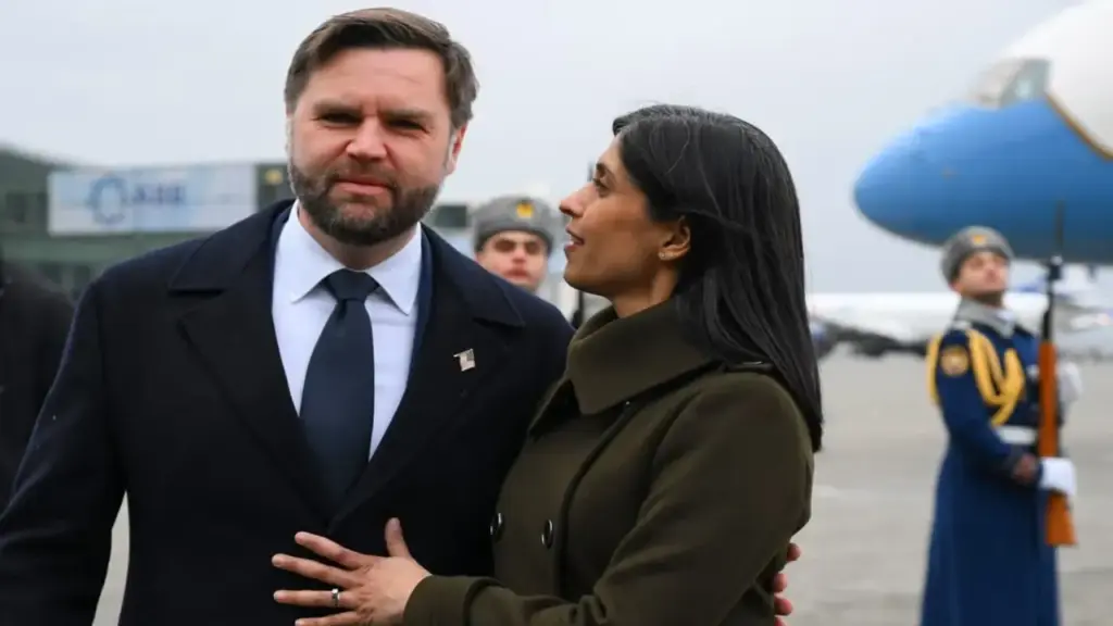 Ông Vance so sánh yêu cầu Iran phi hạt nhân hóa với hình ảnh vợ mình 'nhảy dù'