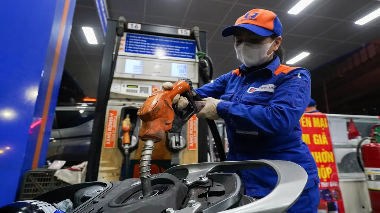 Petrolimex lo ngại tác động của xe điện