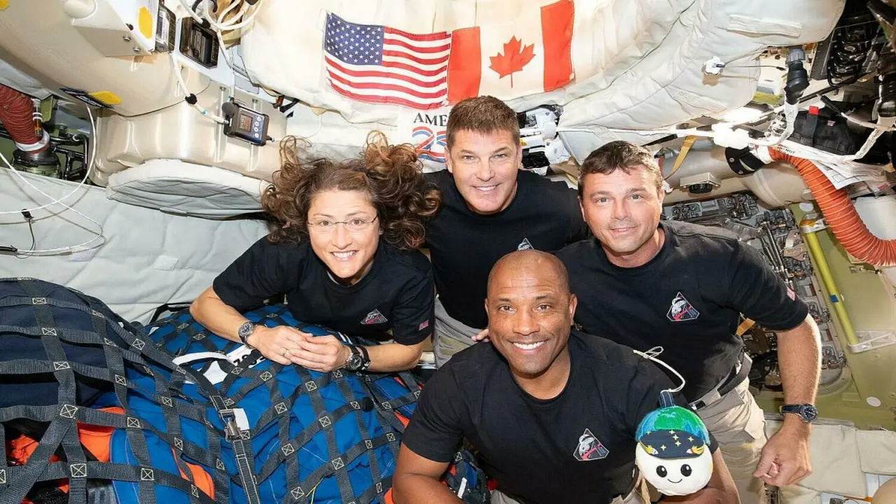 Phi hành đoàn Artemis II vượt nửa đường về Trái Đất