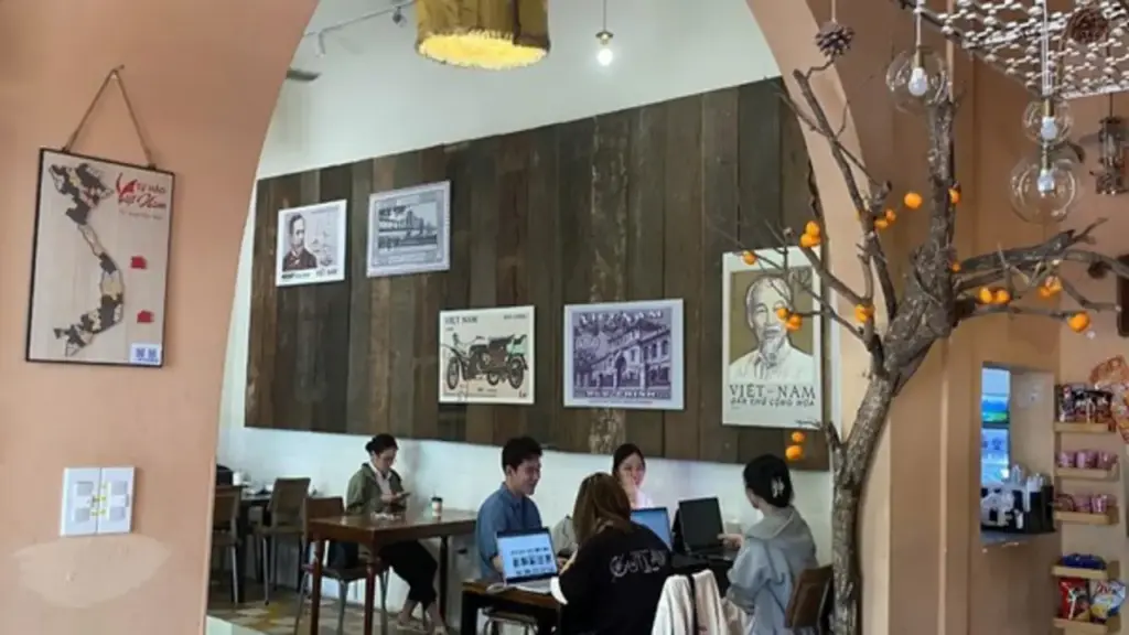 Quán cà phê phong cách 'Bưu điện TP.HCM' cuốn hút người trẻ