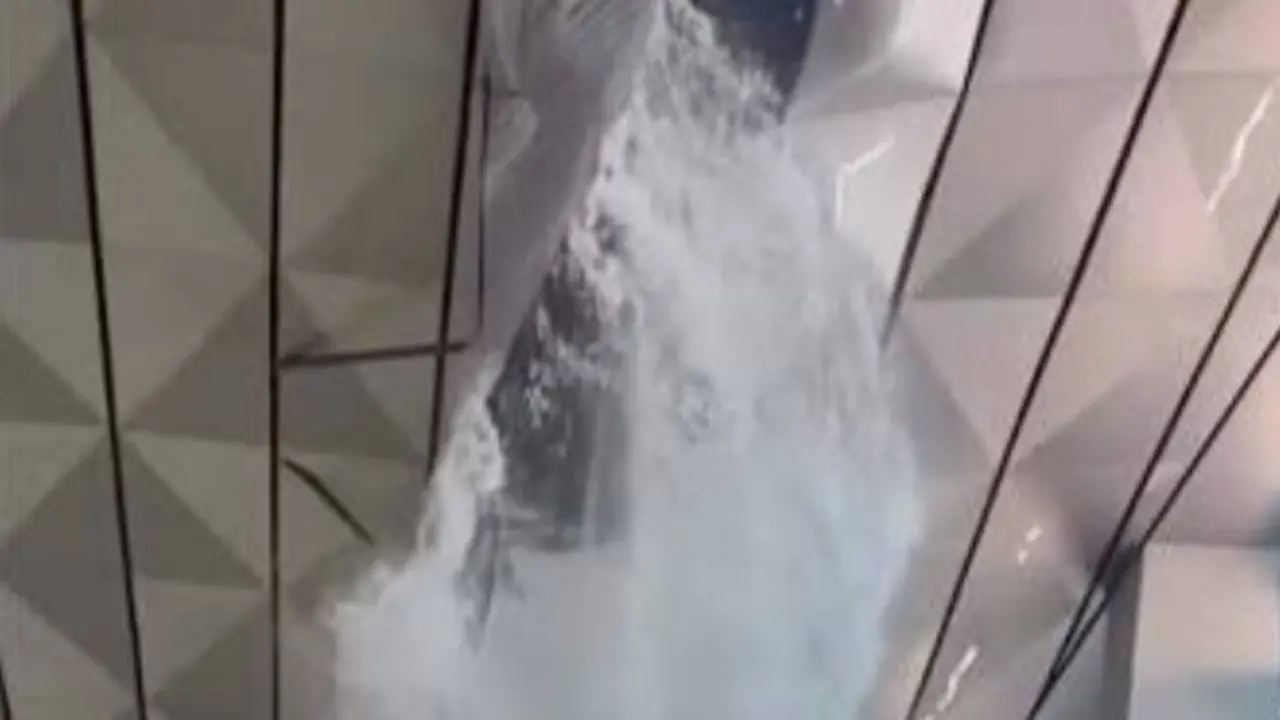 Sập trần nhà ga sân bay lớn hàng đầu Đông Nam Á, nước chảy như thác