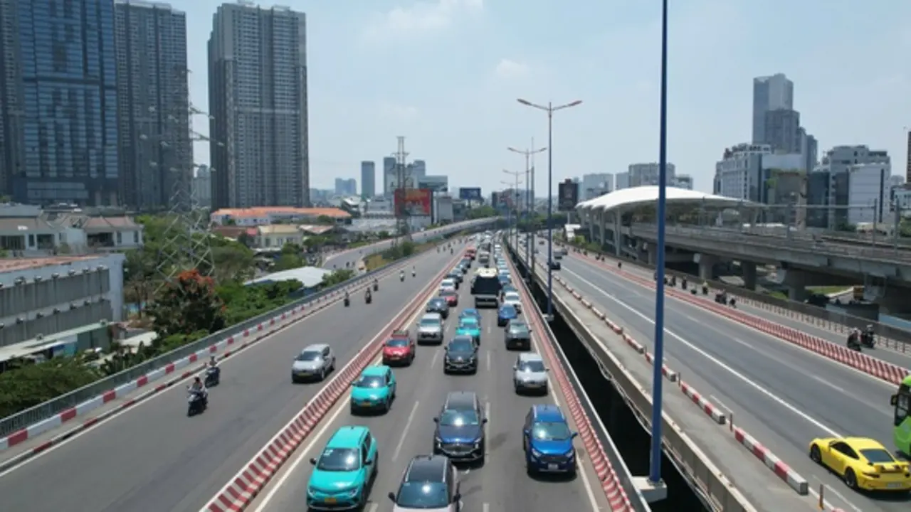 Tai nạn liên hoàn trên cầu Sài Gòn, giao thông ùn ứ