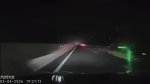 Tài xế đánh lái như chớp tránh người đi bộ giữa cao tốc trong đêm