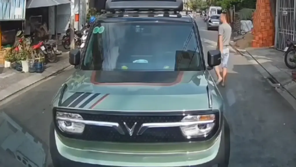 Tài xế ô tô con đi không đúng làn đường còn chửi bới, dọa đánh người