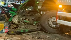 Taxi chở 3 người bị xe tải tông bẹp dúm, tài xế tử vong