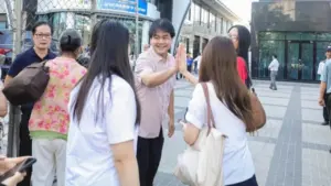 Thầy hiệu trưởng đến điểm thi từ 6 giờ sáng động viên học sinh thi năng lực