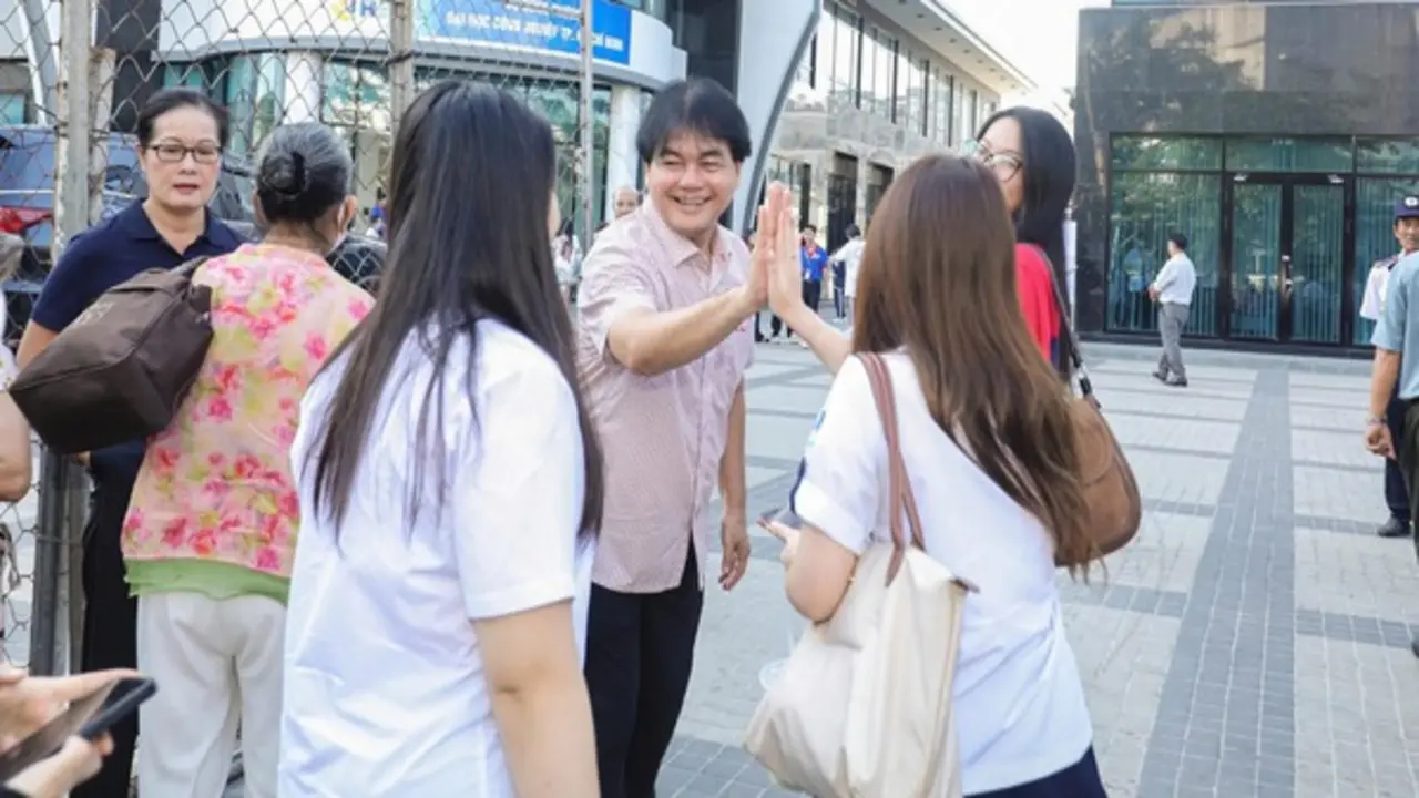 Thầy hiệu trưởng đến điểm thi từ 6 giờ sáng động viên học sinh thi năng lực