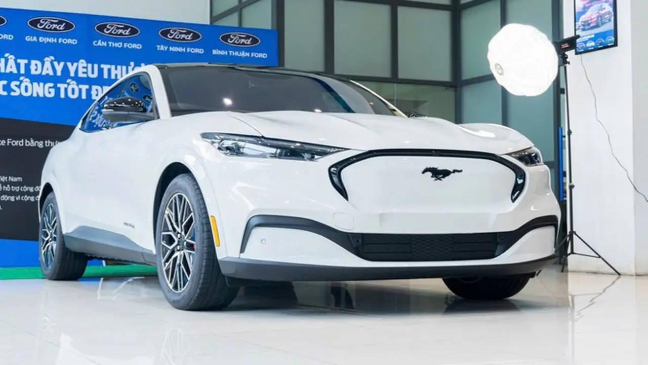 Tin tức giá xe: Ford Mustang Mach-E giảm giá kỷ lục gần 1 tỉ đồng, còn được sạc miễn phí 5 năm