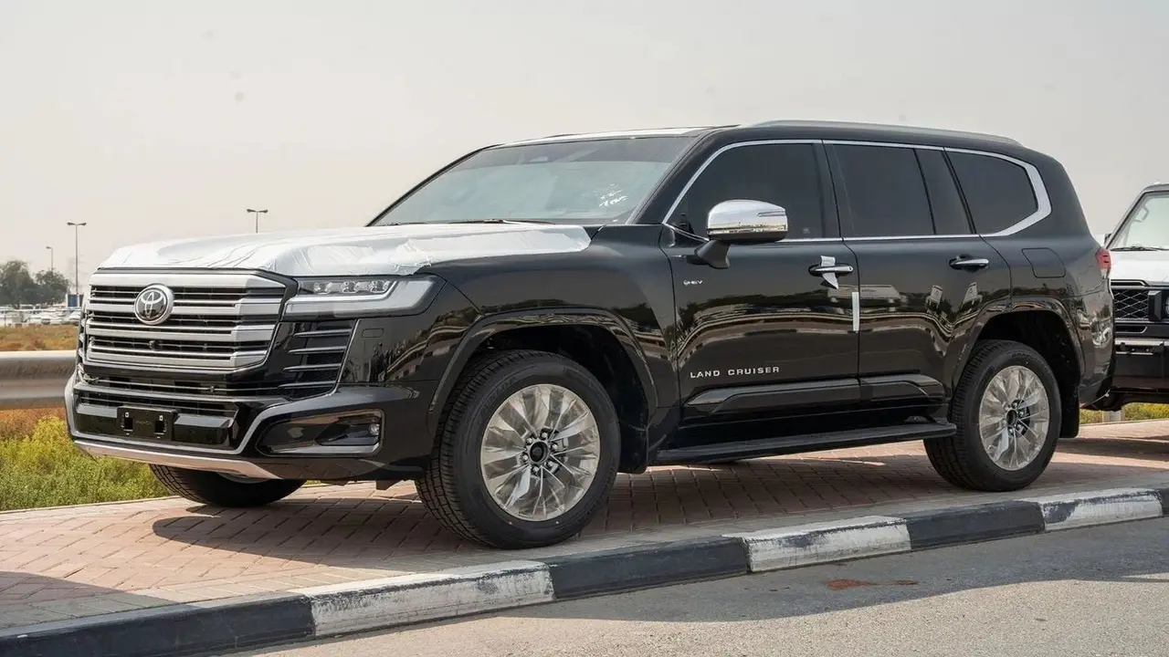 Toyota Land Cruiser LC300 hybrid dự kiến về Việt Nam trong quý III