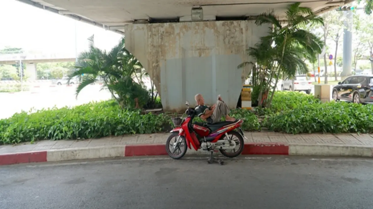 TP.HCM nóng hầm hập: Bóng cây, gầm cầu thành điểm dừng chân tránh nắng, nghỉ trưa