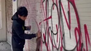 TP.HCM: Thanh niên mang 8 chai sơn đi vẽ bậy thì bị công an phát hiện