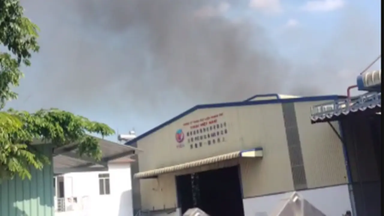 TP.HCM: Xưởng mùn cưa bốc cháy sau tiếng nổ, 3 người bị thương