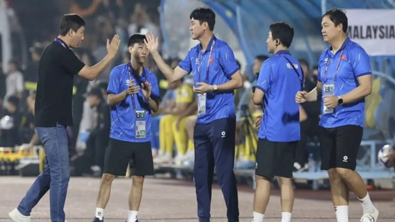 Trợ lý Lee Jung-soo chia tay HLV Kim Sang-sik và đội tuyển Việt Nam