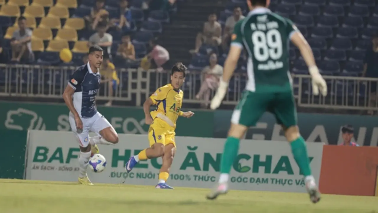 Trung vệ nhập tịch Đỗ Phi Long mắc lỗi nghiêm trọng, CLB Đà Nẵng thua đau SLNA