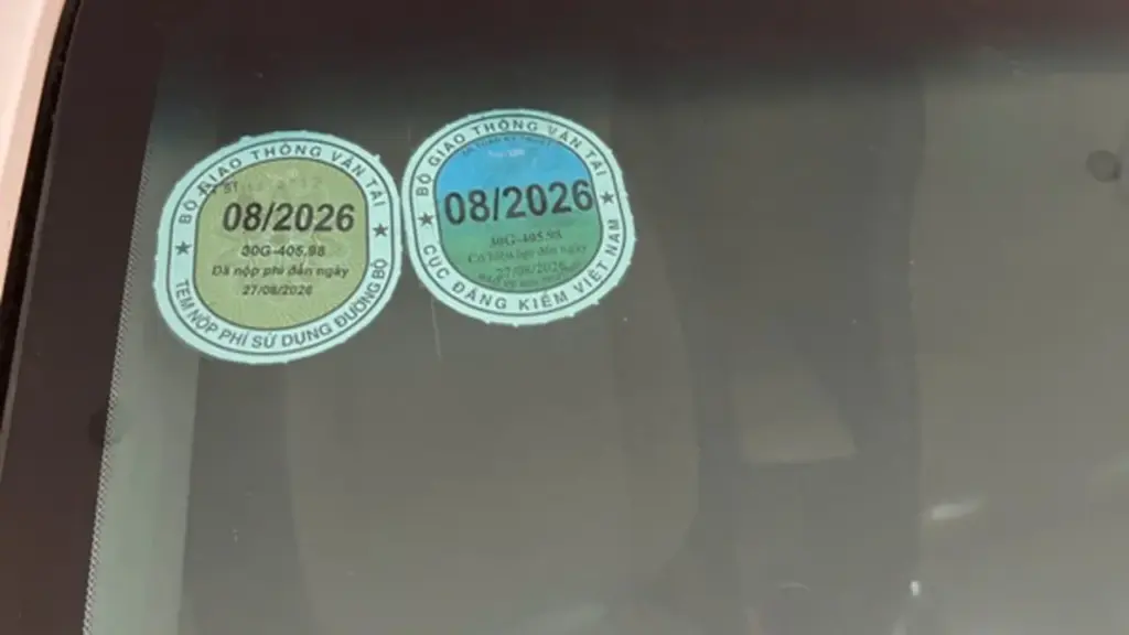 Từ 2027, bỏ tem kiểm định dán trên kính ô tô