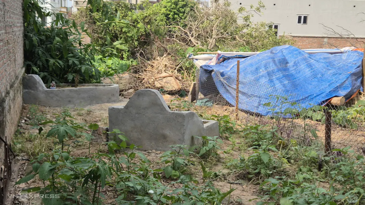 Tự ý xây mộ chắn lối vào đất sản xuất của 5 hộ dân