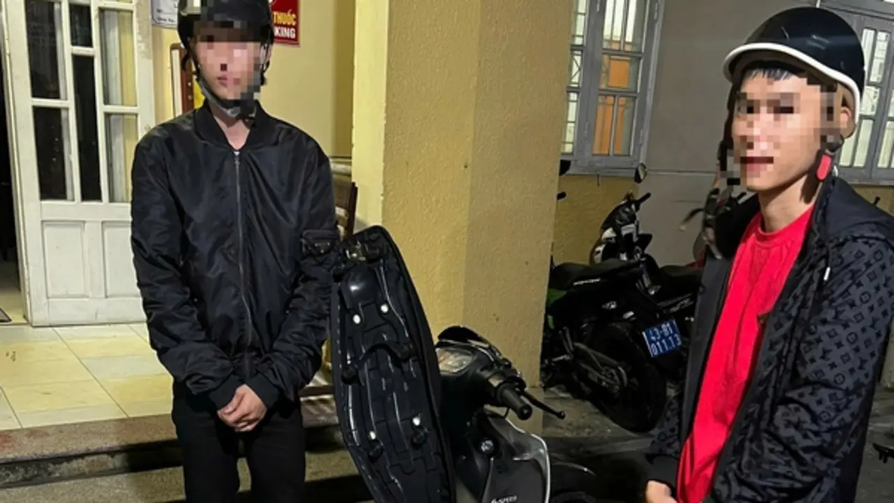 Tuần tra xuyên đêm, Công an Đà Nẵng phát hiện nhiều thanh thiếu niên tụ tập, mang hung khí