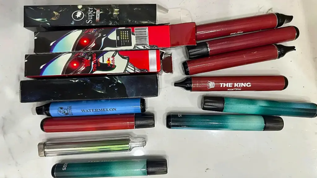 Tuổi trung bình hút thuốc lá điện tử là 16,9