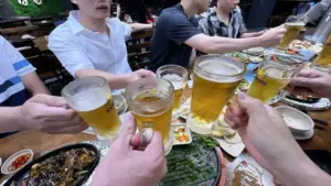 Uống rượu bia trong giờ làm việc, bán rượu bia cho người chưa đủ 18 tuổi bị phạt 3 triệu đồng