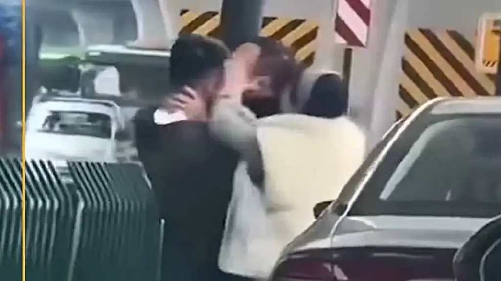 Va chạm giao thông thành màn tấu hài khó đỡ, người khen đáng yêu, người băn khoăn tội quấy rối