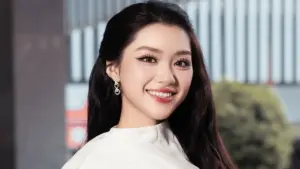 Váy áo đơn sắc của Hoa hậu Phương Oanh