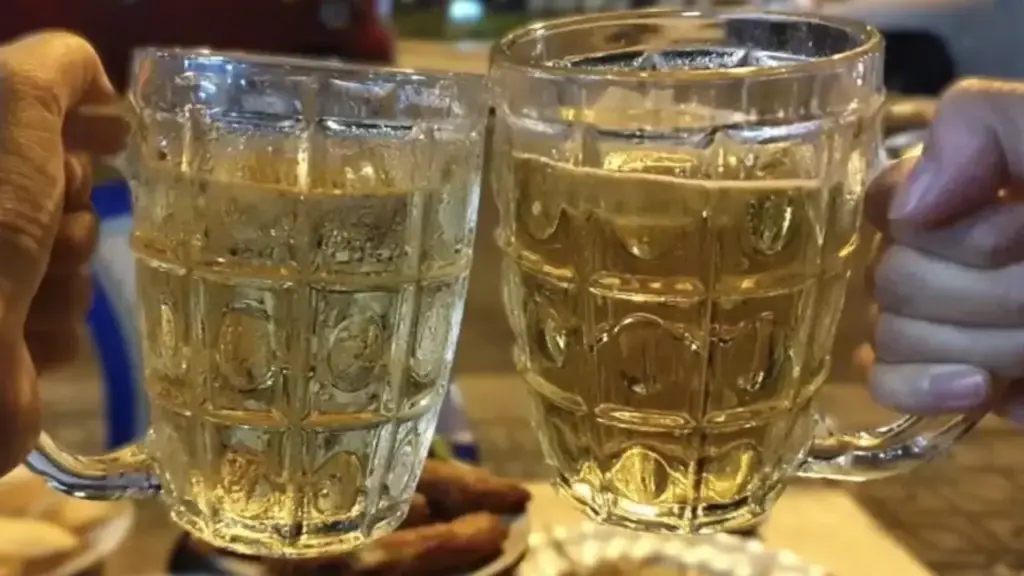 Vì sao nghiện bia nhưng lười uống nước?