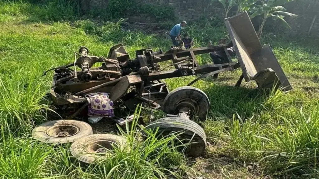 Xe công nông biến dạng khi tông tàu hỏa, 3 ông cháu gặp nạn