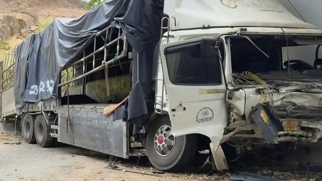 Xe tải trên núi cao 200 m lao vào nhà ăn công nhân, 3 người chết