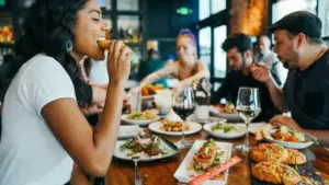 Xu hướng 'bỏ điện thoại mới được ăn ngon' đang bùng nổ ở Mỹ