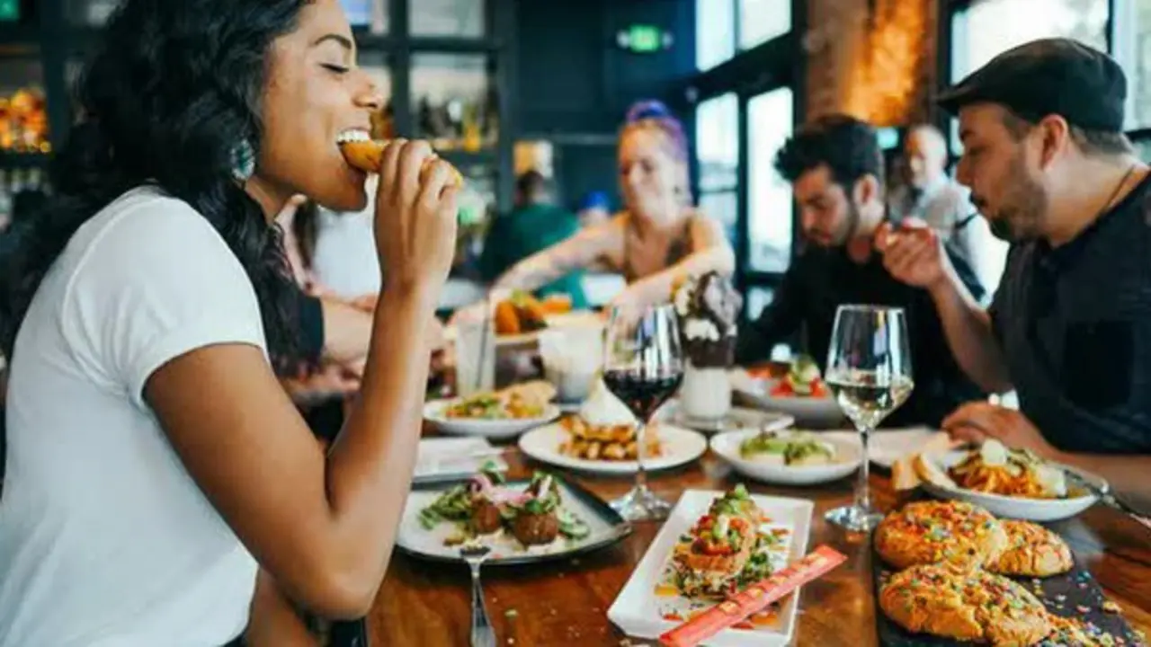 Xu hướng 'bỏ điện thoại mới được ăn ngon' đang bùng nổ ở Mỹ