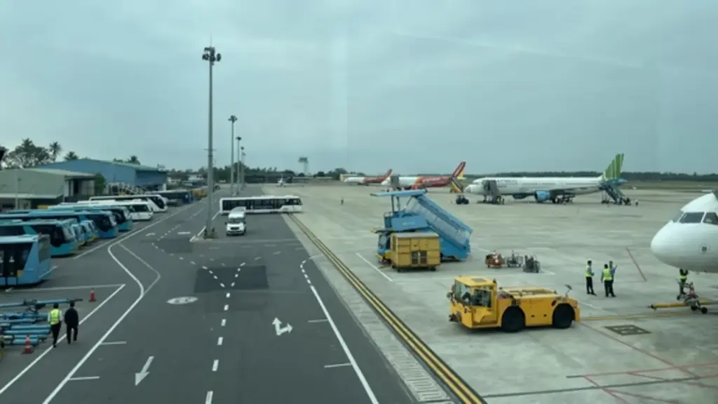 Yêu cầu sân bay lập kế hoạch đổi toàn bộ phương tiện mặt đất sang xe điện